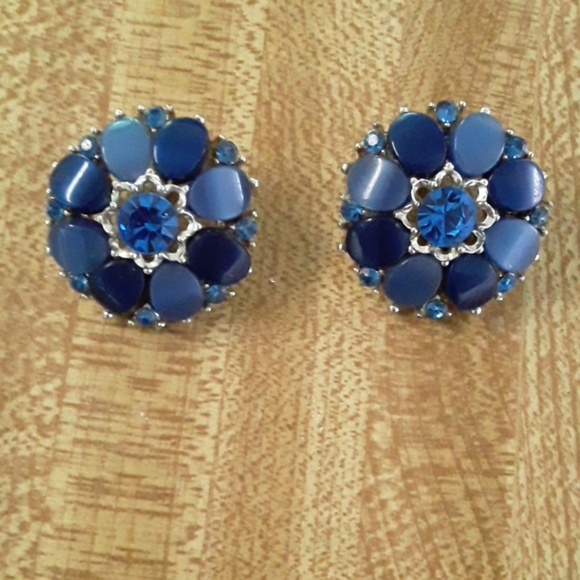 Jewelry - Vintage Blue Clip on earrings